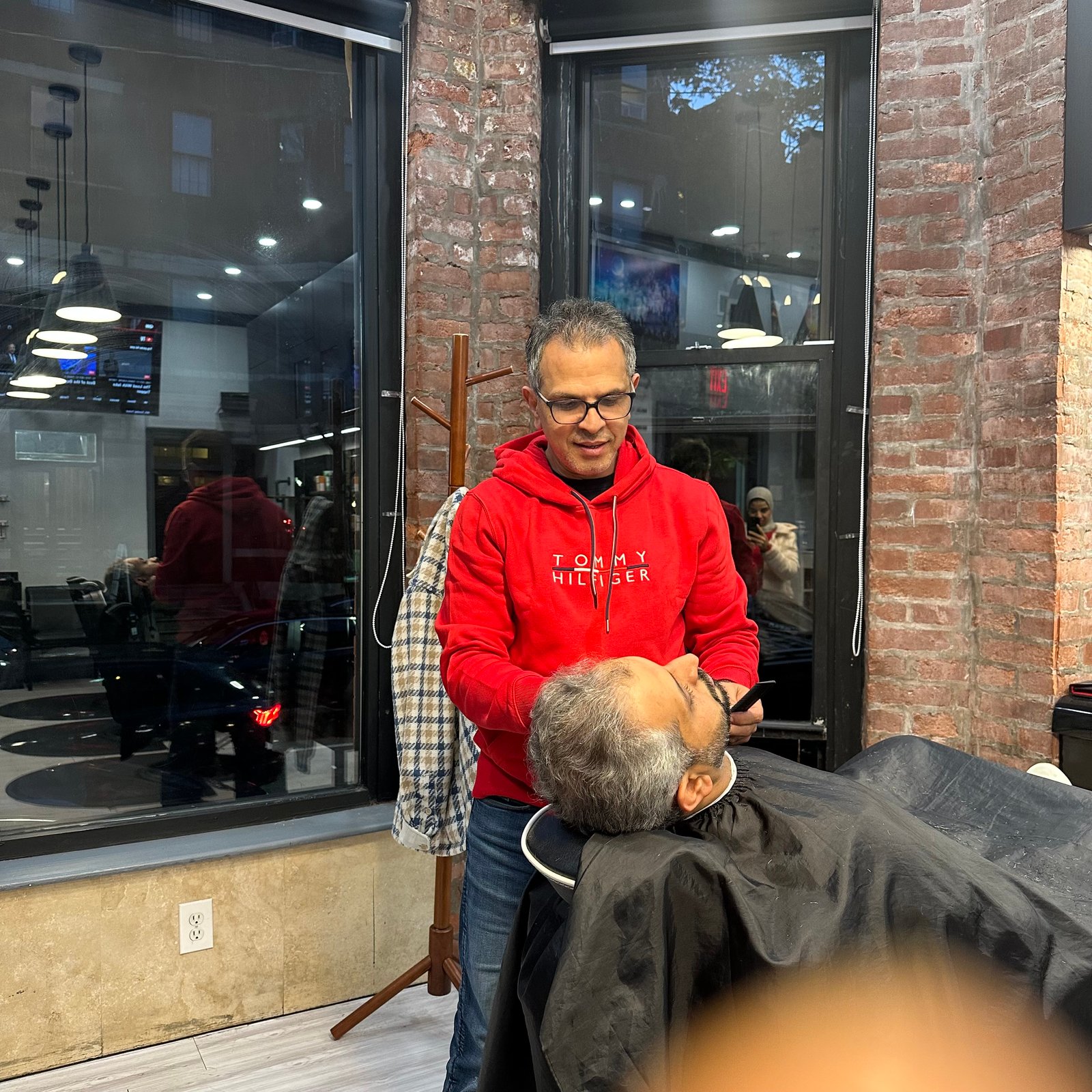 Abdou shaping a beard at ANFA